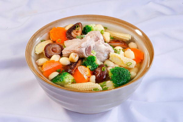 alt="Nước hầm xương cung cấp nhiều collagen cho cơ thể"