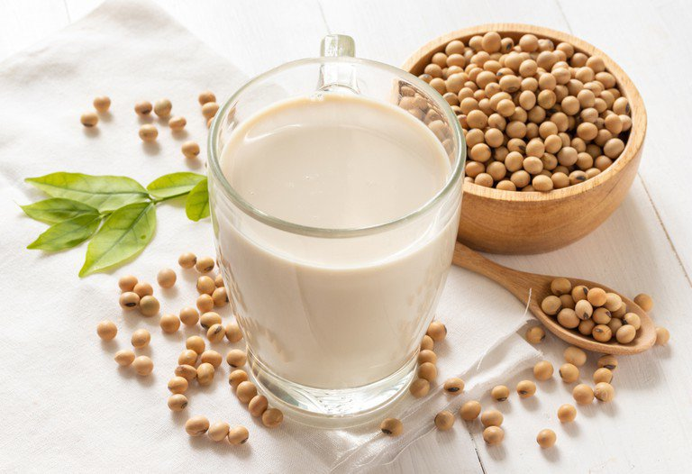 Sữa đậu nành quan trọng đối với người bị suy giảm estrogen, hỗ trợ cân bằng nội tiết tố nữ
